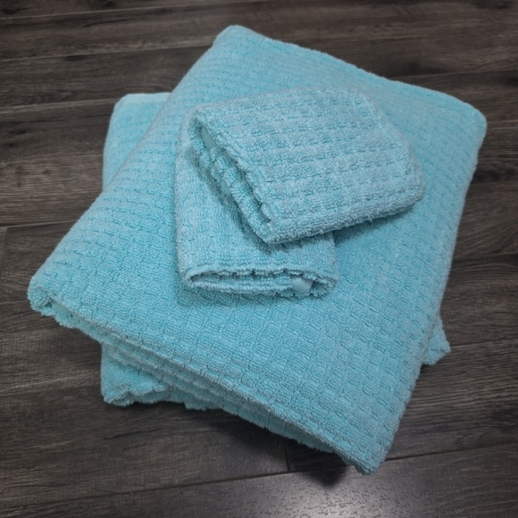DKNY Towel Set - Picture 3 of 5